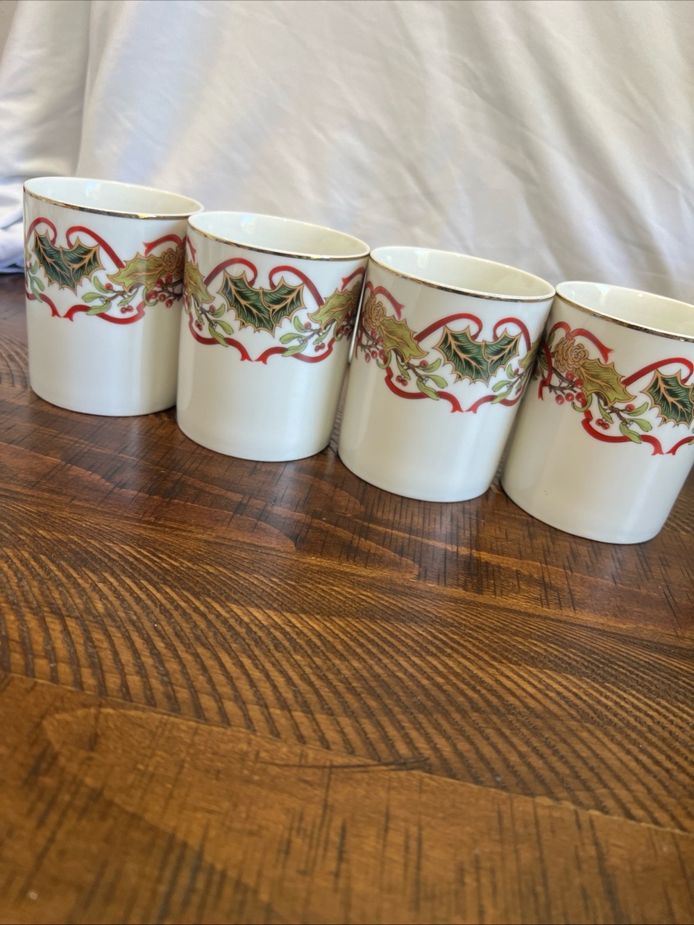Andrea by Sadek Christmas Garland Holly Berries Gild Rim 4 8oz Coffee Mugs